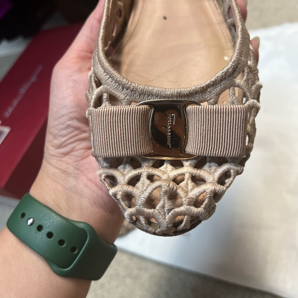 Salvatore ferragamo varina flat sling back - nude size 9.5 US